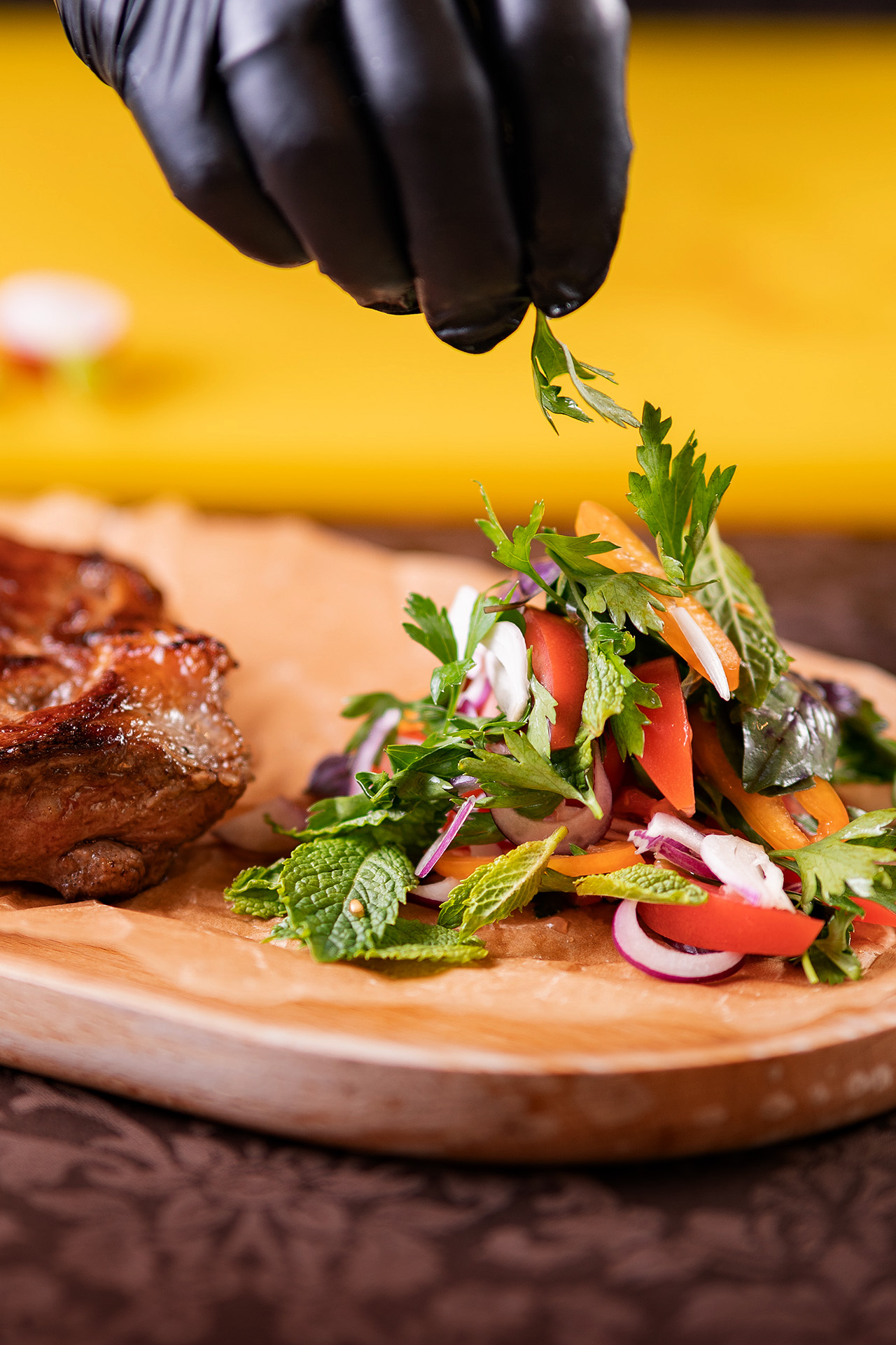 Стейк на подаче